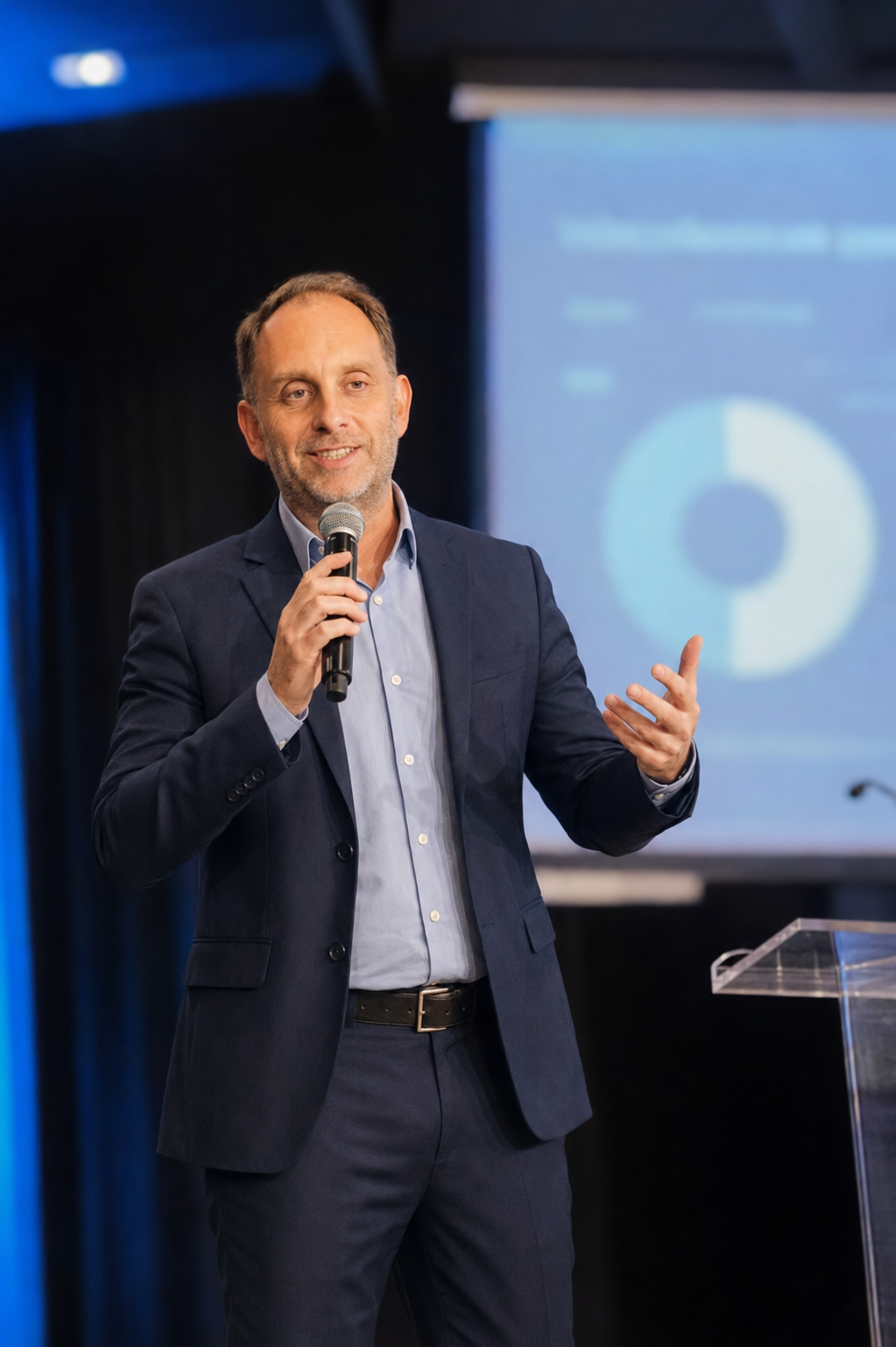 Fede Azeglio hablando en un evento